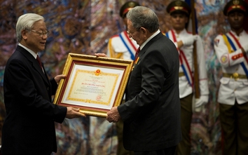 TBT Nguyễn Phú Trọng trao Huân chương Sao vàng cho Chủ tịch Cuba