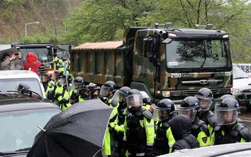 Người Hàn biểu tình, chặn xe tải vào khu vực triển khai THAAD