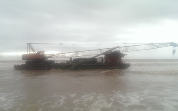 Bão số 2: Hai sà lan trôi dạt vào bờ biển Thanh Hóa
