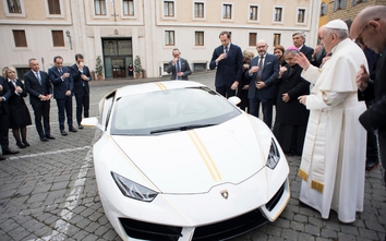 Giáo hoàng được tặng Lamborghini độc nhất vô nhị