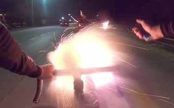Video: Bị chọc tức, người đi xe đạp nã pháo vào xe tay ga