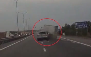 Video: Nissan Qashqai đâm văng xe tải trên cao tốc