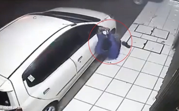 Video: Cười bể bụng màn vặt gương ô tô bất thành