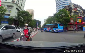 Ô tô "ép" Vespa đi ngược làn được cư dân mạng ủng hộ