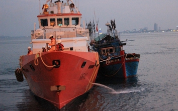 Khẩn cấp đưa ngư dân nghi viêm dạ dày cấp về Đà Nẵng