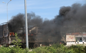 Xe tải cháy dữ dội sát trạm thu phí trên QL1 Quảng Nam
