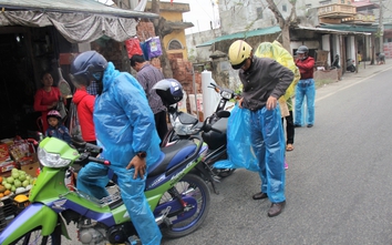 Nam Định: Người dân đội mưa đi hội chợ Viềng