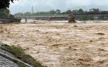 Yên Bái: Sập cầu Thia, chưa xác định được những người rơi xuống sông