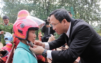 1.000 mũ bảo hiểm đến tay phụ nữ khó khăn dân tộc Thái