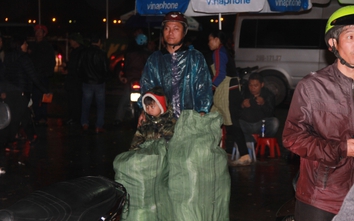 Du khách ngủ vạ vật dưới mưa phùn chờ phát ấn đền Trần