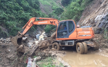 Mưa lũ chia cắt giao thông, huyện Trạm Tấu bị cô lập