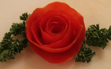 Cách làm hoa hồng bằng vỏ cà chua dễ không tưởng, khiến món ăn như được “lột xác”