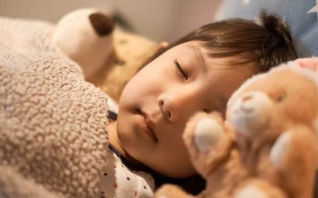 Khi cho trẻ ngủ phòng riêng, cha mẹ cần tránh 2 cột mốc thời gian này