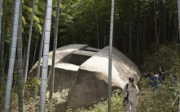 Viên đá nặng tới 800 tấn, chứa nhiều hình thù bí ẩn trong lăng mộ giới quý tộc Nhật