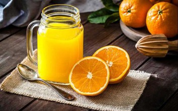 F0 tự điều trị tại nhà tránh 8 sai lầm này khi uống nước cam