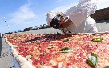 Bánh pizza dài gần 1600 mét mọi người nhìn đã thèm chảy nước miếng