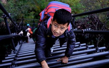 Ngôi làng trên vách đá cheo leo ở Trung Quốc đã biến hình thế nào