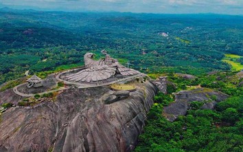 Bức tượng chim đá khổng lồ trên núi cao mất 10 năm xây dựng hút khách