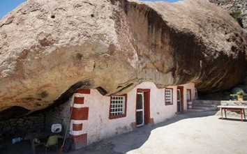 Căn nhà bên dưới tảng đá 850 tấn, nằm trơ trọi giữa sa mạc rộng lớn