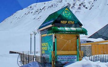 Máy ATM cao nhất thế giới được đặt trên đỉnh núi cao 4.693m