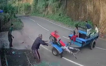 Video: Xe máy kéo chở nhiều người "quay như chong chóng" rồi lao thẳng xuống vực