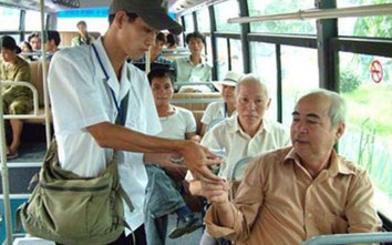 Xe buýt nên “mua chuộc” người về hưu