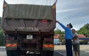 Xe quá tải cơi nới thùng chở vật liệu xây dựng bị "sờ gáy"