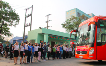 Gần 30 xe khách miễn phí đưa người lao động nghèo về quê đón Tết