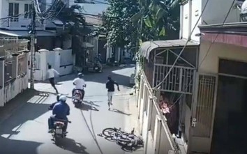 Video: Bị người dân truy đuổi, hai tên cướp vứt xe máy chạy bộ