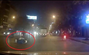 Video: Người đi xe máy có biểu hiện say rượu ngã sấp mặt trước đầu ô tô