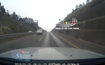 Hoảng hồn xe bán tải lao vun vút ngược chiều trên cao tốc Nội Bài - Lào Cai