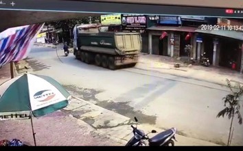 Video: Người lái xe máy lạnh lùng bỏ đi sau khi ép "hổ vồ" phanh cháy đường