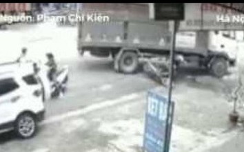 Video: Ô tô khách phanh cháy đường né xe máy, bị xe tải lao tới đâm vỡ đuôi