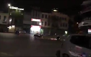 Video: Dân đua ngã sấp mặt, tóe lửa tại đường ven hồ Hoàn Kiếm