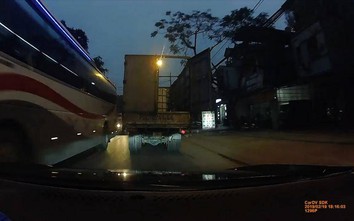 Video: Tài xế ôtô 4 chỗ tìm mọi cách chặn đầu xe tải để cảnh báo nguy hiểm