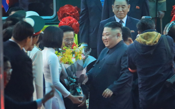 Chân dung nữ sinh xinh đẹp tặng hoa ông Kim Jong Un ở ga Đồng Đăng