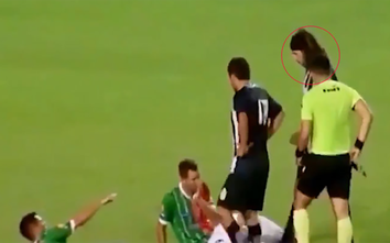 Video: Hậu vệ Argentina đấm 3 cầu thủ đối phương vì đội nhà thua đậm