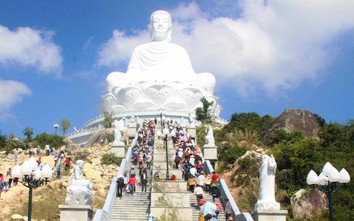 Dòng người đội nắng chiêm ngưỡng tượng Phật ngồi cao nhất Đông Nam Á