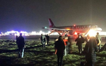 Hành khách náo loạn sơ tán khỏi máy bay bị nổ động cơ tại Anh