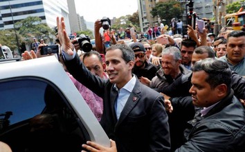 Xe của "Tổng thống tự phong" Juan Guaido bị tấn công