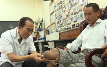 Hiệp sĩ già hơn 10 năm làm chân tay giả cho người khuyết tật