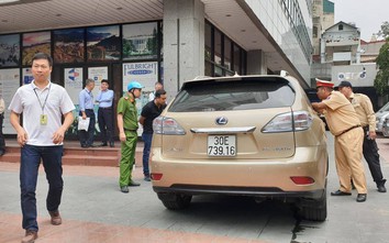 Hà Nội: Lái xe Lexus tông gãy chân người đi xe máy rồi bỏ chạy ở Ngọc Khánh