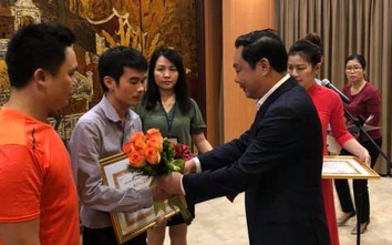 Hà Nội khen thưởng phóng viên và quần chúng dũng cảm bắt cướp