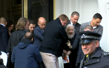 VIDEO: Ông chủ WikiLeaks ra tòa, đối mặt nguy cơ bị dẫn độ về Mỹ