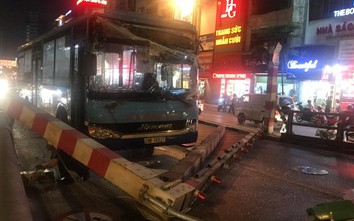 Hà Nội: Xe buýt cố tình lao lên cầu vượt Thái Hà, đâm đổ rào chắn