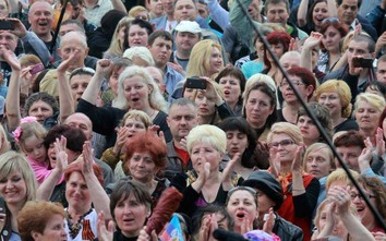Dân Lugansk đua nhau xin đi nhận hộ chiếu Nga