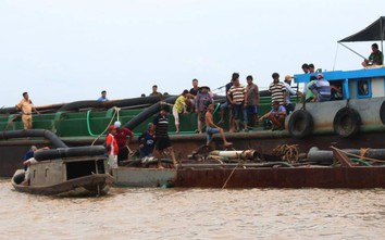Bắt quả tang tàu sắt khai thác trộm cát gần 270m3 trên sông Cửa Đại