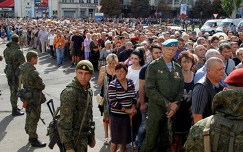 Người Donetsk ùn ùn đến xin hộ chiếu Nga