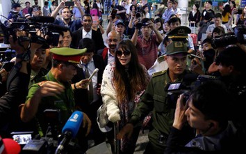 Video: Đoàn Thị Hương được hàng trăm phóng viên chờ đón tại sân bay Nội Bài