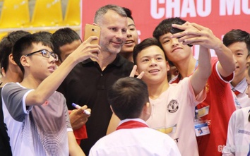 Chùm ảnh: Ryan Giggs "nghẹt thở" trong vòng vây cổ động viên Hà Tĩnh